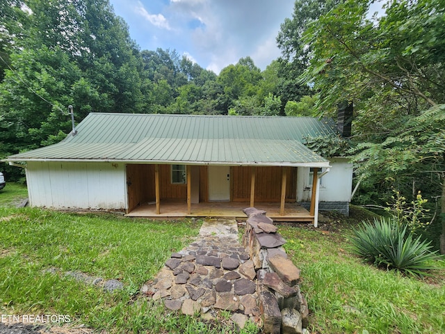 view of front of property featuring covered porch and a front lawn