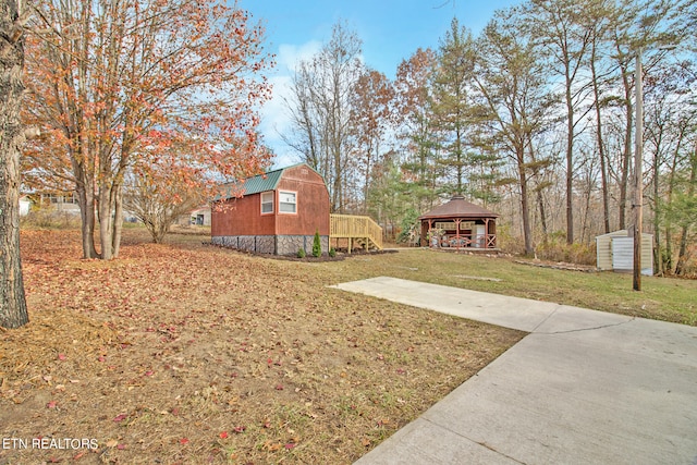 view of yard featuring an outdoor structure