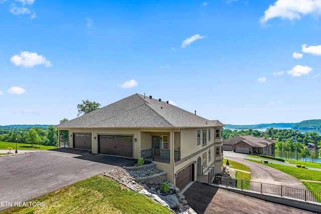 view of front facade featuring a garage and a front yard