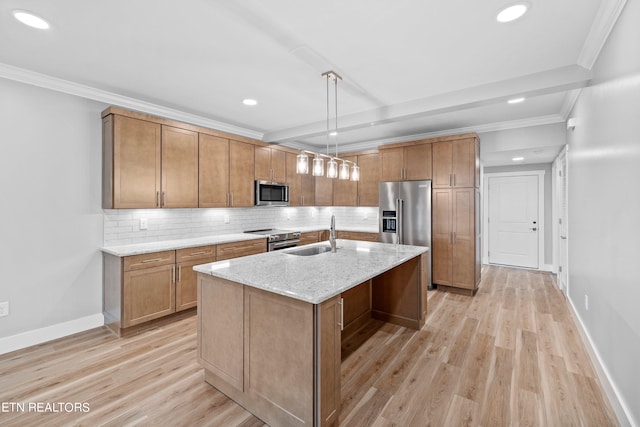 kitchen featuring light hardwood / wood-style floors, a kitchen island with sink, backsplash, and stainless steel appliances