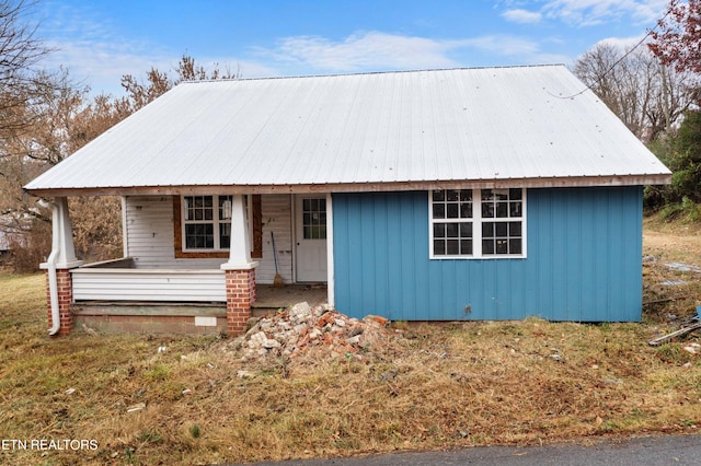 view of front of property featuring a porch