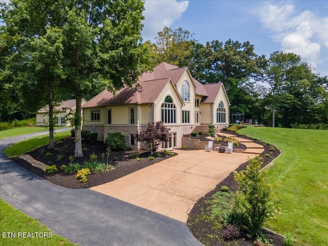 view of front of house featuring a front lawn