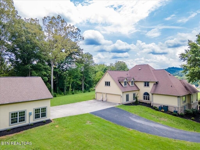 view of front of property featuring a front lawn and a garage