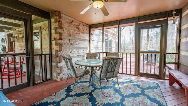 sunroom with ceiling fan