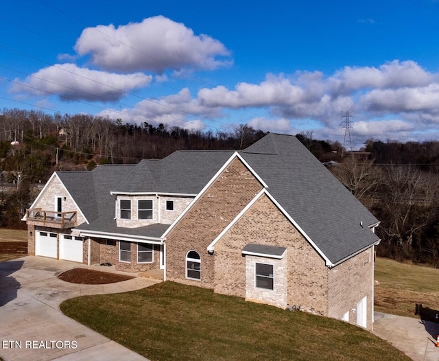 view of front facade featuring a front lawn and a garage