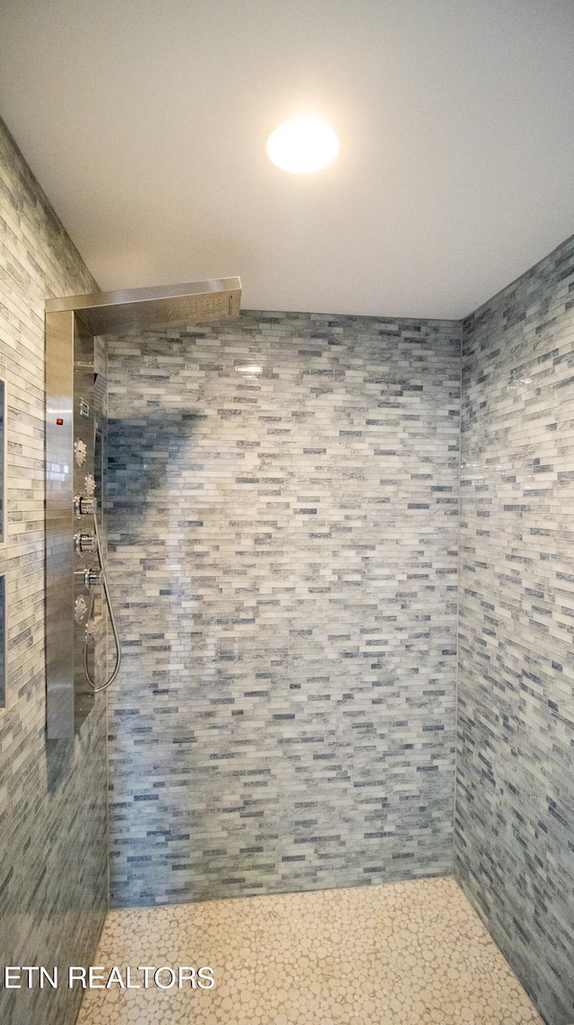 bathroom featuring a tile shower