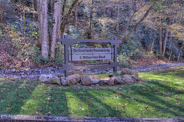 view of community / neighborhood sign