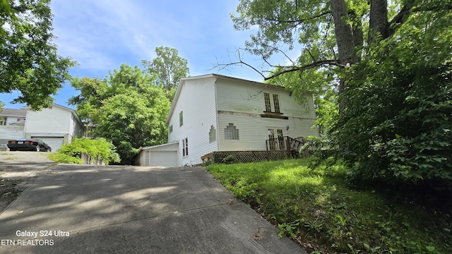 722 Trenton St, Harriman, TN 37748 - view of side of home featuring a garage