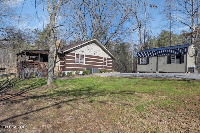 view of yard featuring an outbuilding