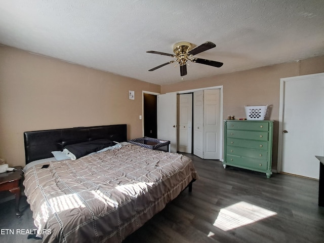 bedroom with a closet, ceiling fan, a textured ceiling, and dark wood-type flooring