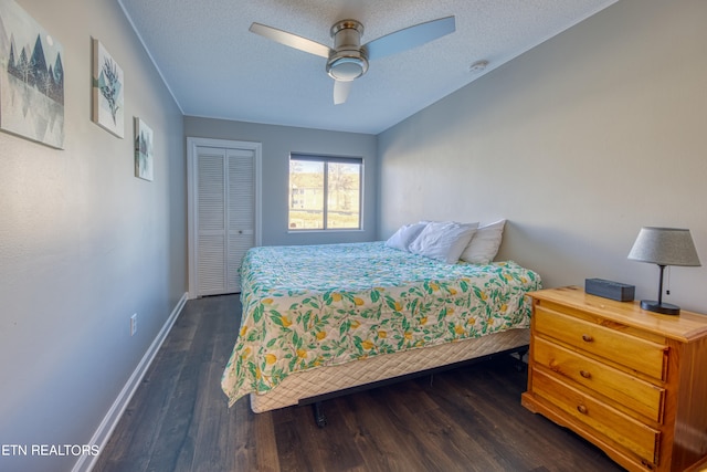 bedroom with ceiling fan, a textured ceiling, dark hardwood / wood-style floors, and a closet