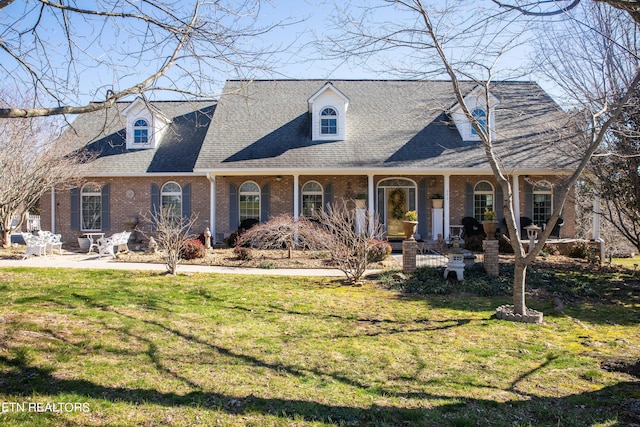 352 Rutherford Dr, New Tazewell, TN 37825 - cape cod house with a front lawn