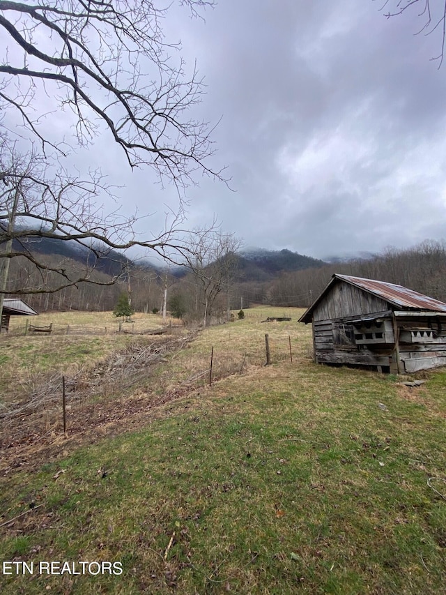 view of yard featuring a rural view