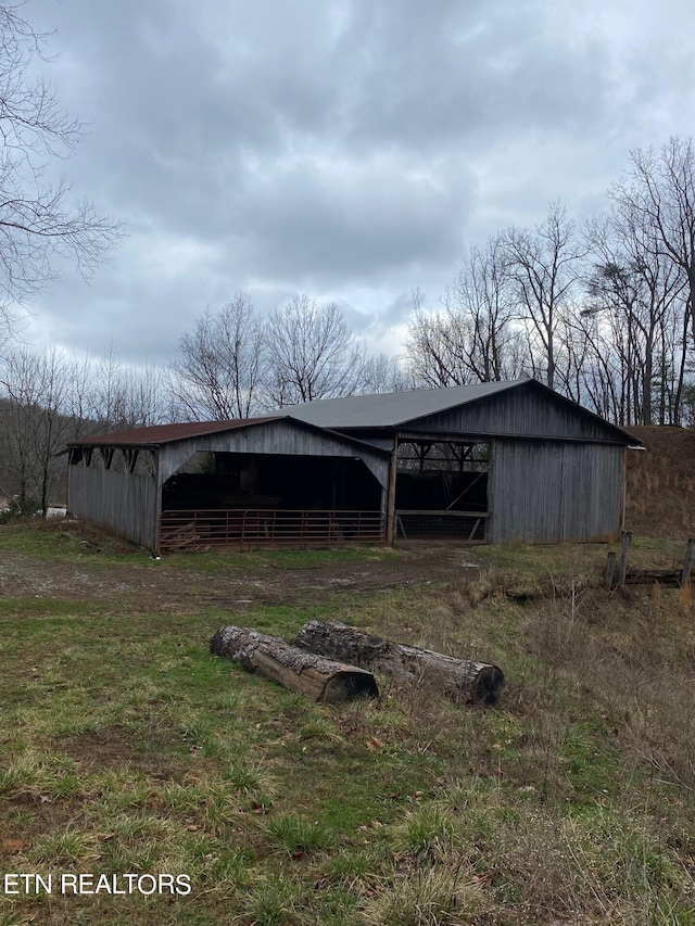 view of yard with an outdoor structure