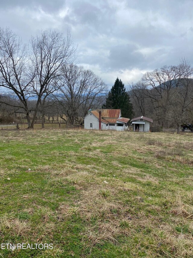 view of yard featuring a rural view