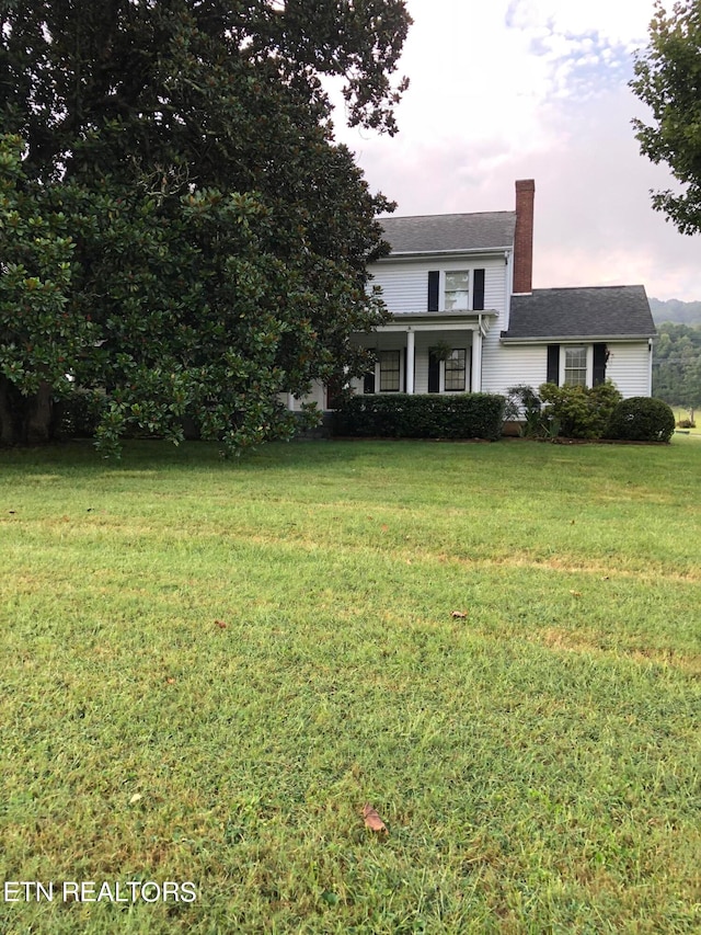 view of front of house featuring a yard