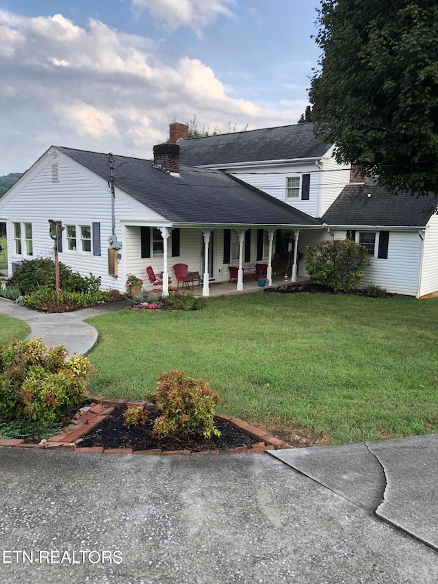 view of front of home featuring a front lawn and covered porch