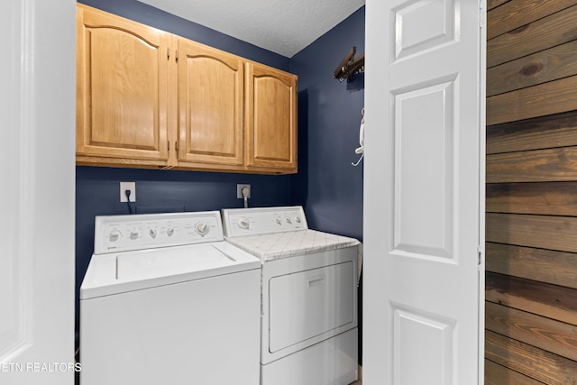 laundry area featuring cabinets, independent washer and dryer, and a textured ceiling