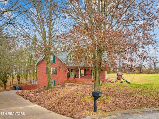 view of front of house featuring a front lawn