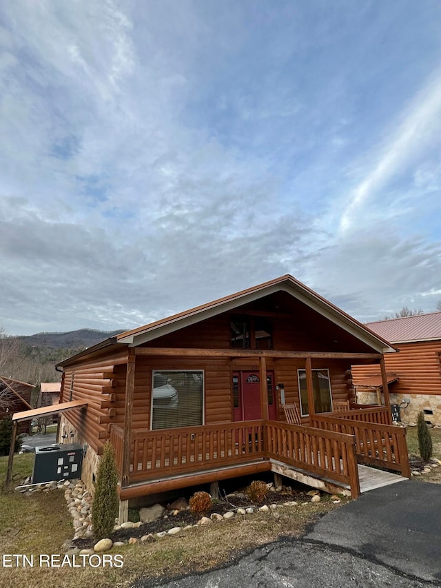 cabin featuring covered porch