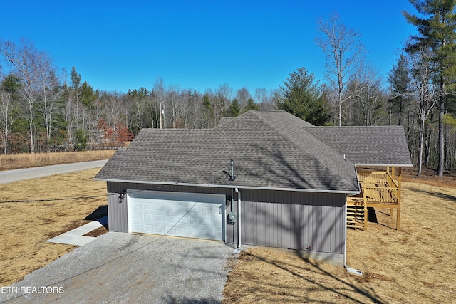 view of front facade featuring a garage