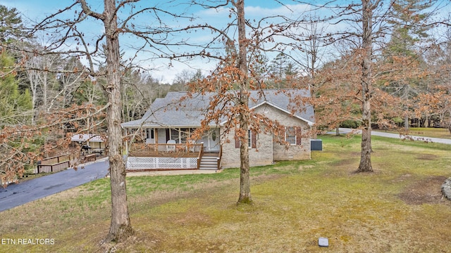 view of front of home featuring a front yard and a porch