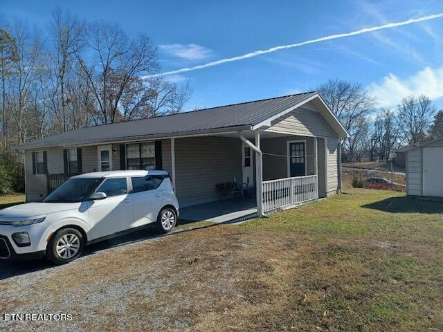 view of front facade featuring a front yard