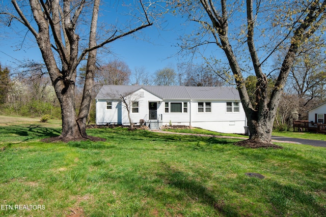 ranch-style house featuring a front yard