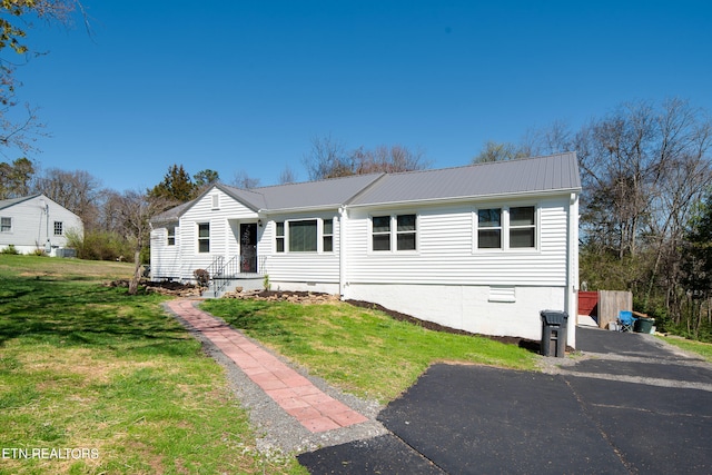 view of front of house featuring a front lawn