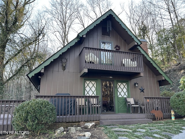 view of front facade with a balcony