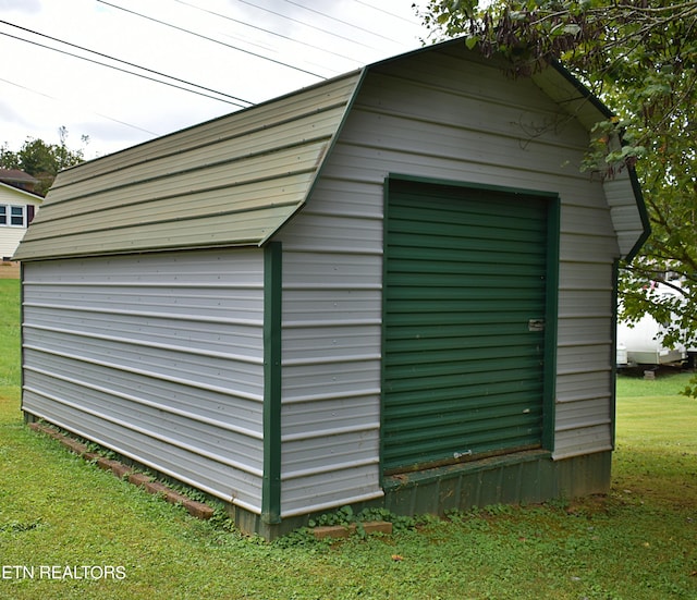 view of outdoor structure featuring a yard