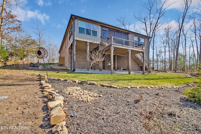 back of house featuring a lawn