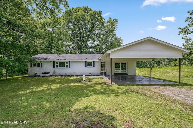 view of front of property with a front yard