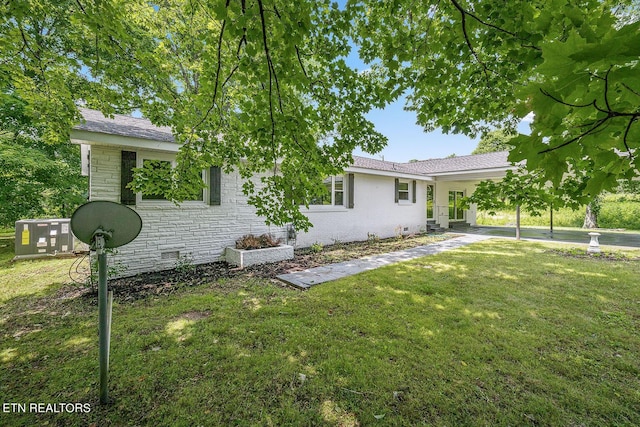 single story home with a front lawn