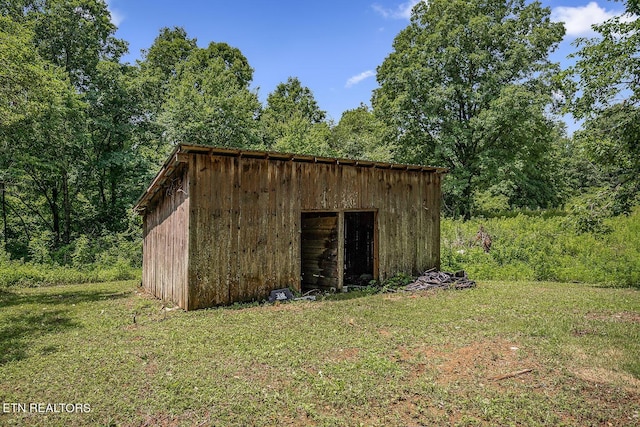 view of outdoor structure with a yard