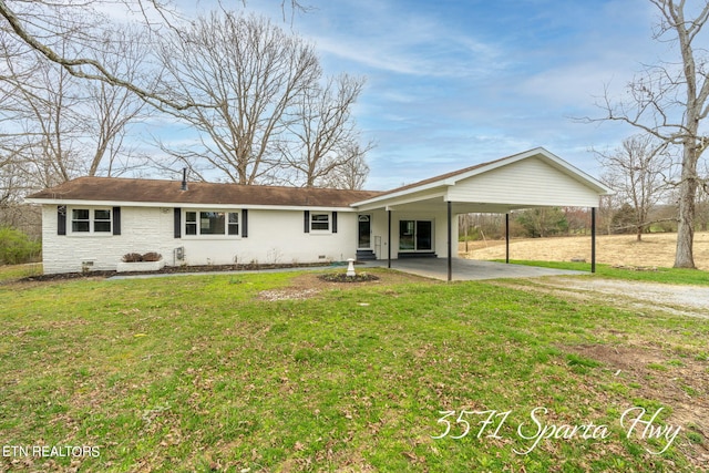 view of front of property featuring a front lawn and a carport