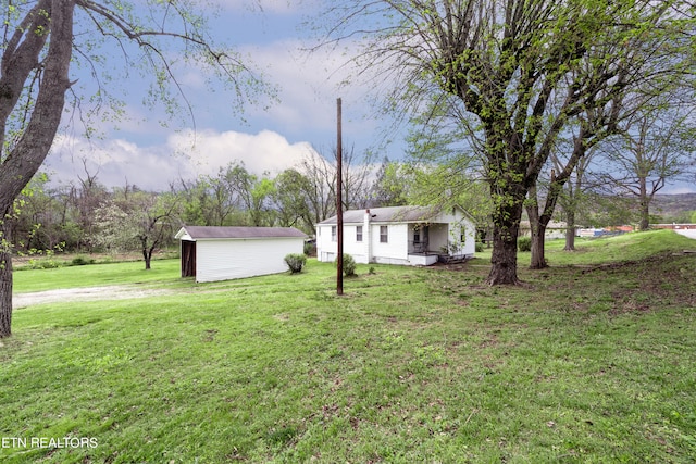 view of yard with an outdoor structure