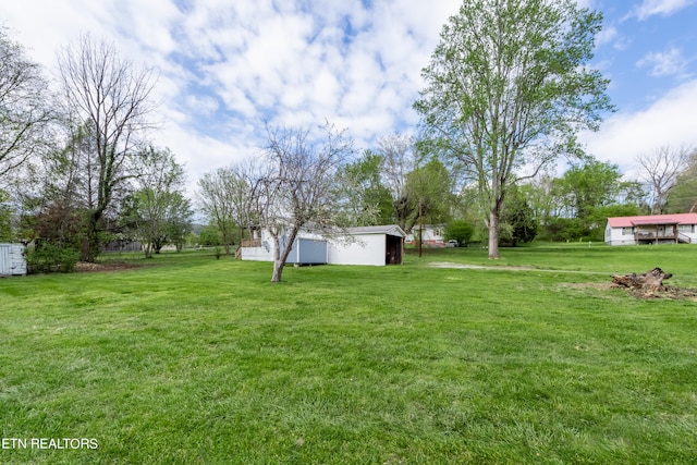 view of yard featuring an outdoor structure