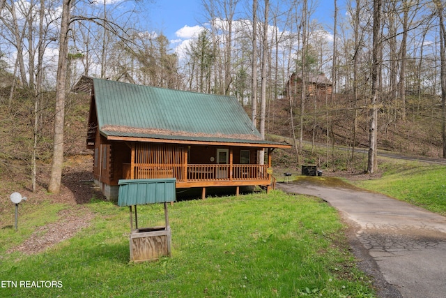 view of front of home featuring a front lawn