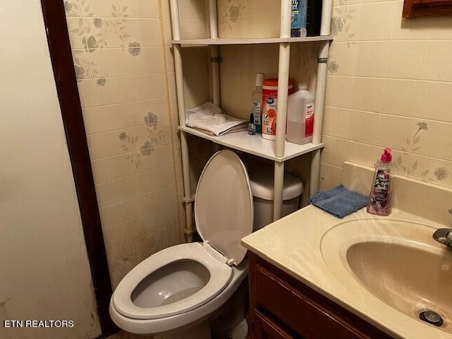 bathroom featuring toilet and vanity