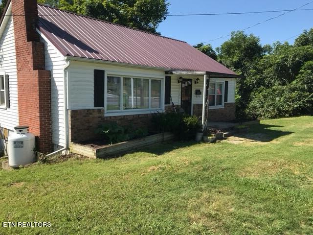 view of front of home with a front lawn