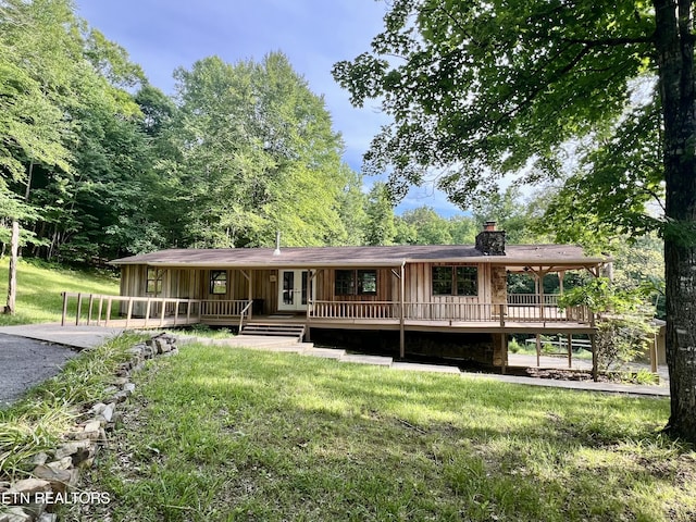 view of front of house with a front lawn