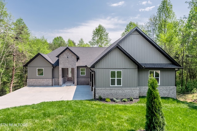 view of front of property featuring a patio and a front lawn