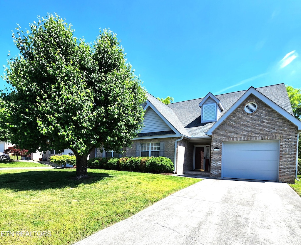 view of front of house featuring a front lawn and a garage