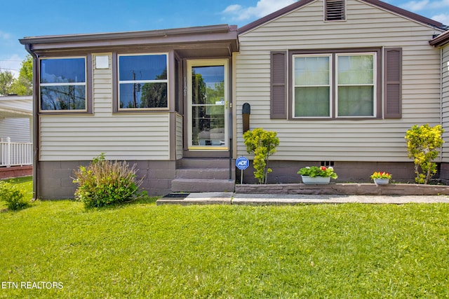 view of front of house featuring a front yard