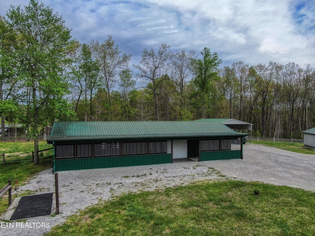 view of front of house featuring an outdoor structure