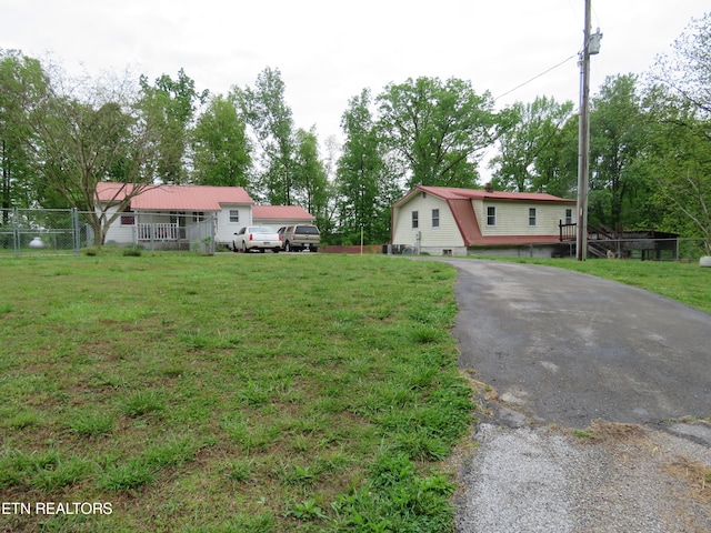 view of front of property featuring a front yard