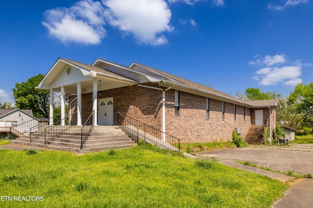 single story home with a front yard