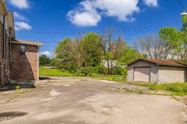 view of yard with a garage and an outdoor structure