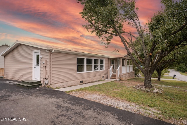 view of front of property featuring a yard